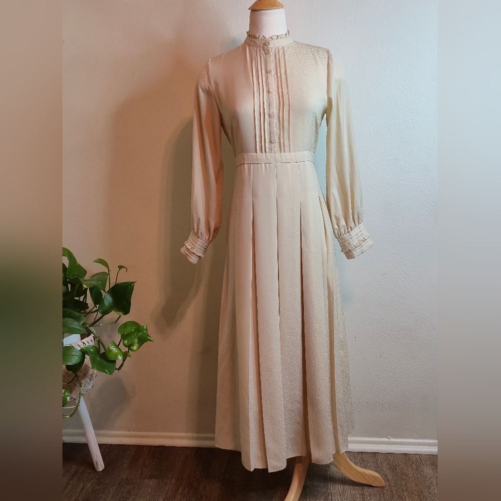Chic Cream Long Sleeve Dress